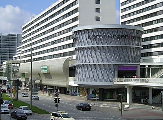 Futuristische geschwungene Fassade, runder Vorbau mit Gitterwerk und  Schriftzug Hamburger Meile