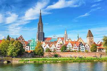 Blick auf Ulm mit dem Turm des Ulmer Münsters im Vordergrund