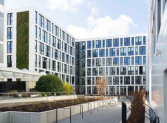 Hier sehen Sie ein Foto eines Bürogebäudes.