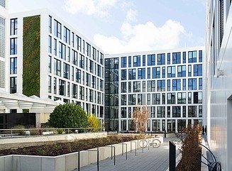 Hier sehen Sie ein Foto eines Bürogebäudes.