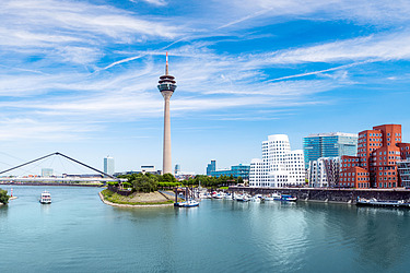 Blick auf den Fernsehturm in Düsseldorf,  rechts die Gehry-Bauten