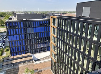 Visualisierung Architektur zwei Bürogebäude, eines im Karree um einen Innenhof, das zweite einT-förmiger Riegel, beide mit viel Glasfassaden