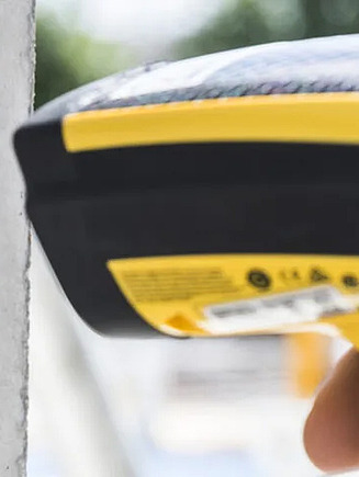 Hand mit Handscanner und QR-Code