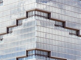 Hochhausturm mit treppenförmiger Fenstergestaltung und gestuftem Dachgeschoss