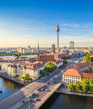 Blick auf die Skyline von Berlin mit Fernsehturm und der Spree im Vordergrund