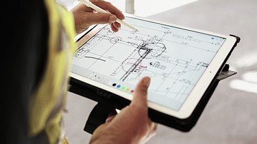 Tablet mit Bauplan