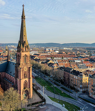 Blick auf Karlsruhe mit der Kirche St. Bernhard im Vordergrund