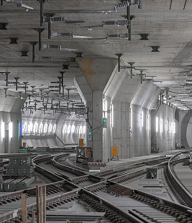 Das Foto zeigt die unterirdische Einfahrt einer der Bahnstrecken des ARGE Feste Fahrbahn Fildern Projektes in Stuttgart.