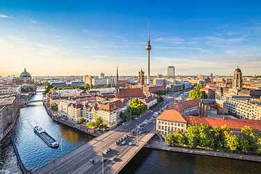 Blick auf die Skyline von Berlin mit Fernsehturm und der Spree im Vordergrund