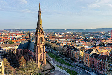 Blick auf Karlsruhe mit der Kirche St. Bernhard im Vordergrund