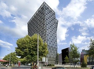 Zwei geknickte Hochhäuser, die miteinander verbunden sind am Abend, Straßenszene mit Passanten und bunten Lichtern im Vordergrund