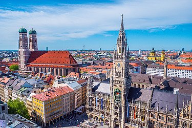 Blick auf die Marienkirche in München mit dem Panorama der Stadt und er Alpen im Hintergrund