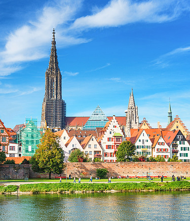 Blick auf Ulm mit dem Turm des Ulmer Münsters im Vordergrund