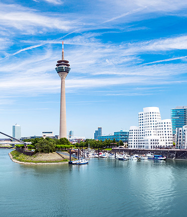Blick auf den Fernsehturm in Düsseldorf,  rechts die Gehry-Bauten