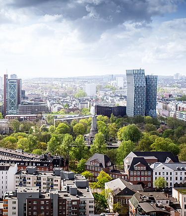 Blick auf die Skyline von Hamburg mit Bäumen im Vordergrund
