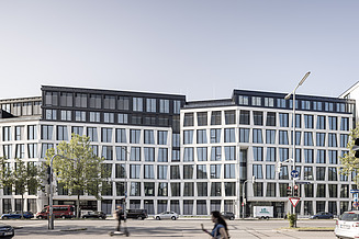 Bürokomplex mit horizontaler Fassadengestaltung, schräge Fensterelemente