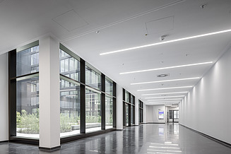 Bürokomplex mit horizontaler Fassadengestaltung, schräge Fensterelemente