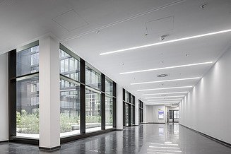 Bürokomplex mit horizontaler Fassadengestaltung, schräge Fensterelemente
