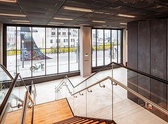 Hochhausturm mit treppenförmiger Fenstergestaltung und gestuftem Dachgeschoss