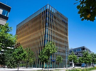 Büroturm mit geknickter Fassdae