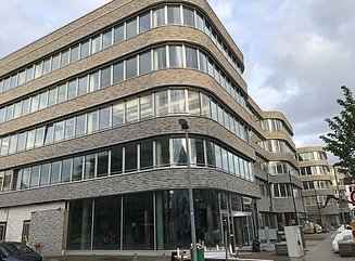 Corner building with rounded glass façade