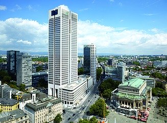 Udsigt fra oven over et lyst højhus på en plads med bygninger i wilhelminsk stil