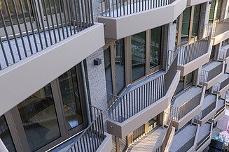 Hier sehen Sie ein Foto eines Bürogebäudes, eine ansprechende Rotklinker-Fassade und blauen Himmel