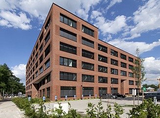 I perspektiv er et ekstremt spidsvinklet hjørnemurstenshus med en facade