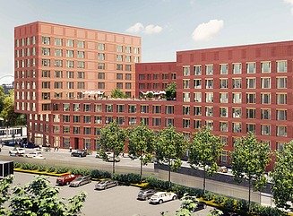 Kontortårn med rød murstensfacade og mange firkantede vinduer.