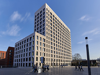Helles Bürohochhaus mit vielen quadratischen Fenstern