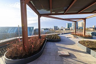 Hier sehen Sie ein Foto eines Bürogebäudes, eine ansprechende Rotklinker-Fassade und blauen Himmel