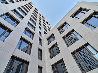 Helles Bürohochhaus mit vielen quadratischen Fenstern