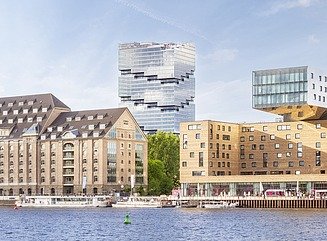 Hochhausturm mit treppenförmiger Fenstergestaltung und gestuftem Dachgeschoss