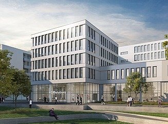 Heller Bürokomplex mit schmalen hohen Fenstern und gläsernem Entree