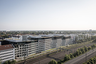 Bürokomplex mit horizontaler Fassadengestaltung, schräge Fensterelemente