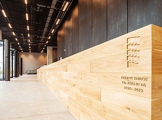 Hochhausturm mit treppenförmiger Fenstergestaltung und gestuftem Dachgeschoss