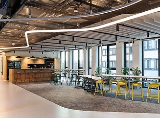 Hier sehen Sie ein Foto eines Bürogebäudes.