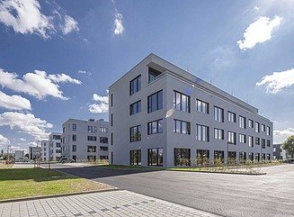 Byggeplads til fireetagers kontorbygning med smalle, høje vinduer