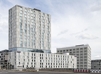 Byggeplads for et højhustårn på en femetagers basisbygning