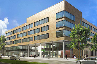 Hjørnehus med brun beklædt facade, søjleunderstøttet atrium i bunden