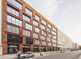 Buet grøn facade på en salgsbygning, Saturn-bogstaver over indgangen