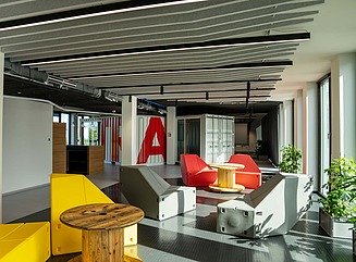 Hier sehen Sie ein Foto eines Bürogebäudes.