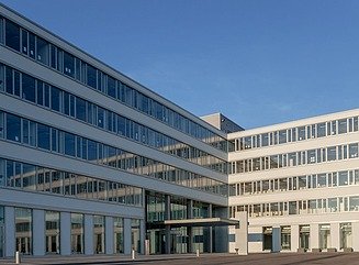 Udsigt fra oven over fire blokke, der hver især ligger i en firkant omkring en indre gård