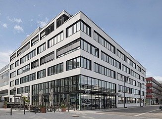 Eckgebäude mit Gastronomie im Erdgeschoss, horizontale Gestaltung durch Fenster