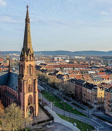 Direktion Karlsruhe Blick auf Karlsruhe mit der Kirche St. Bernhard im Vordergrund
